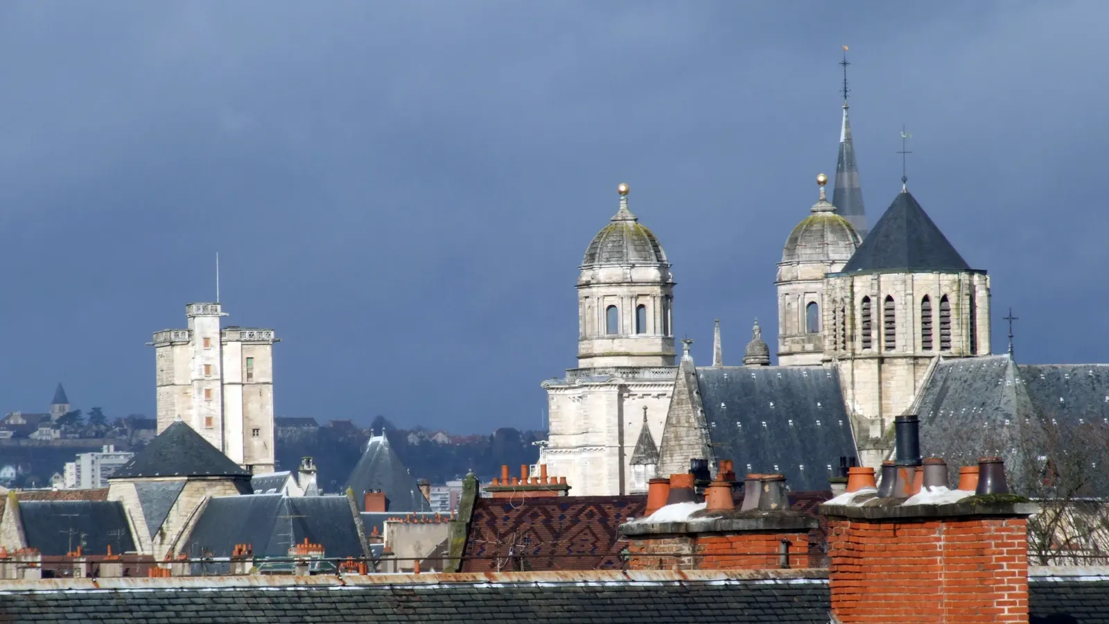 Les toits de la vieille ville de Dijon et la tour Philippe le Bon