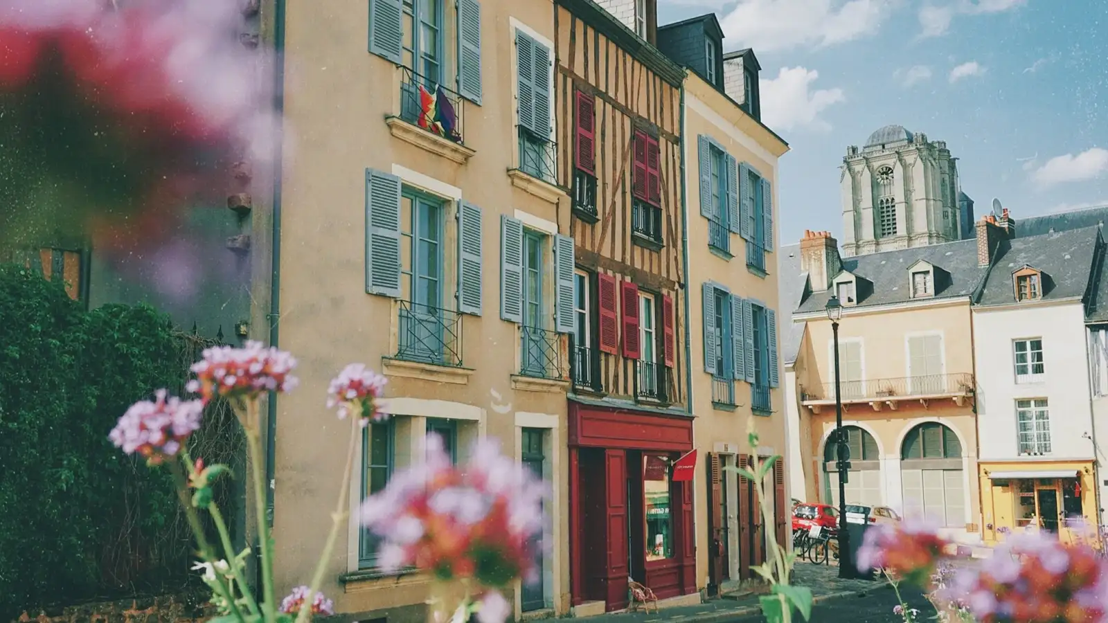 Rue fleurie de la Cité Plantagenêt au Mans