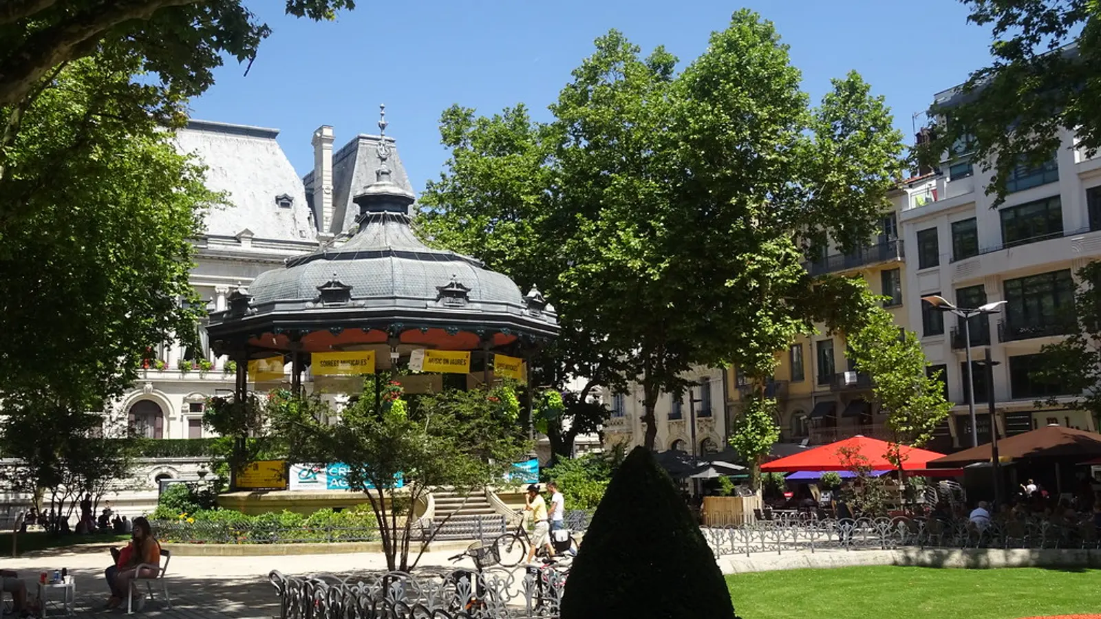 Kiosque et jardin devant l'hôtel de ville de Saint-Étienne